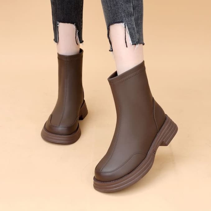 レザー調バックジッパー付きショートブーツ